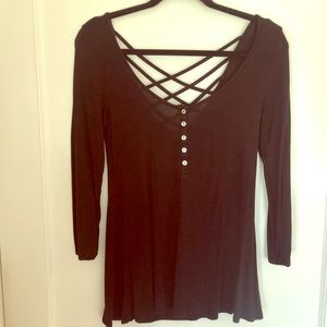 Cage back quarter sleeve top with buttons